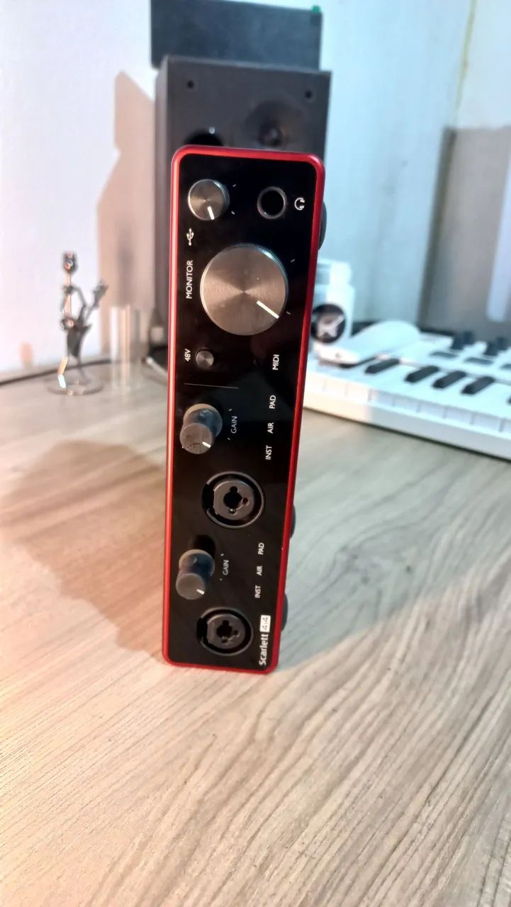 Interface de Áudio Focusrite 4i4 3° geração  - Foto 4