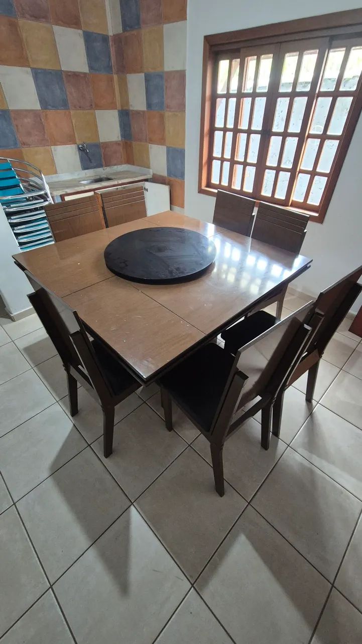 Vendo mesa quadrada com 8 cadeiras. Excelente estaco