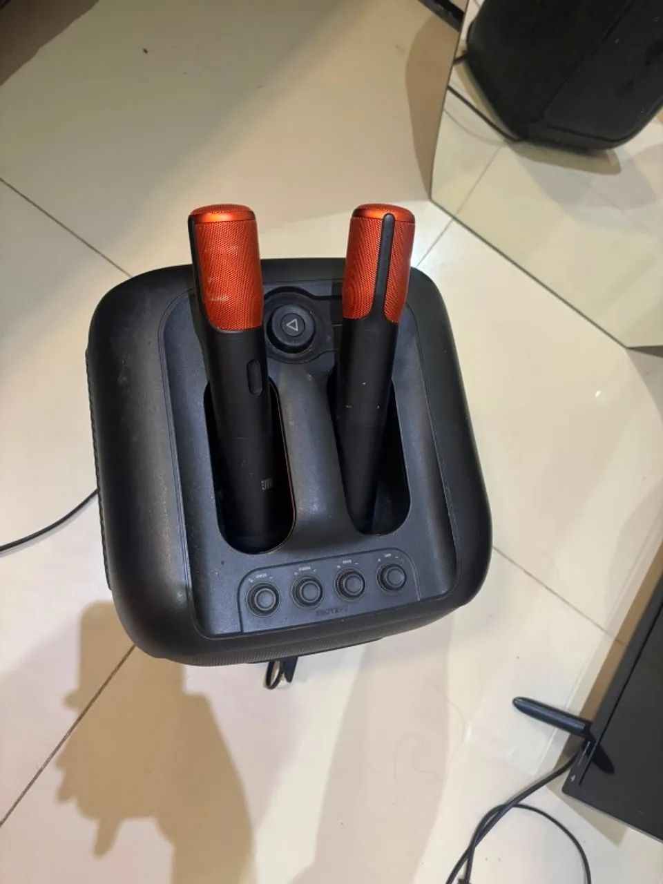 Vendo JBL com 2 controles  - Foto 2