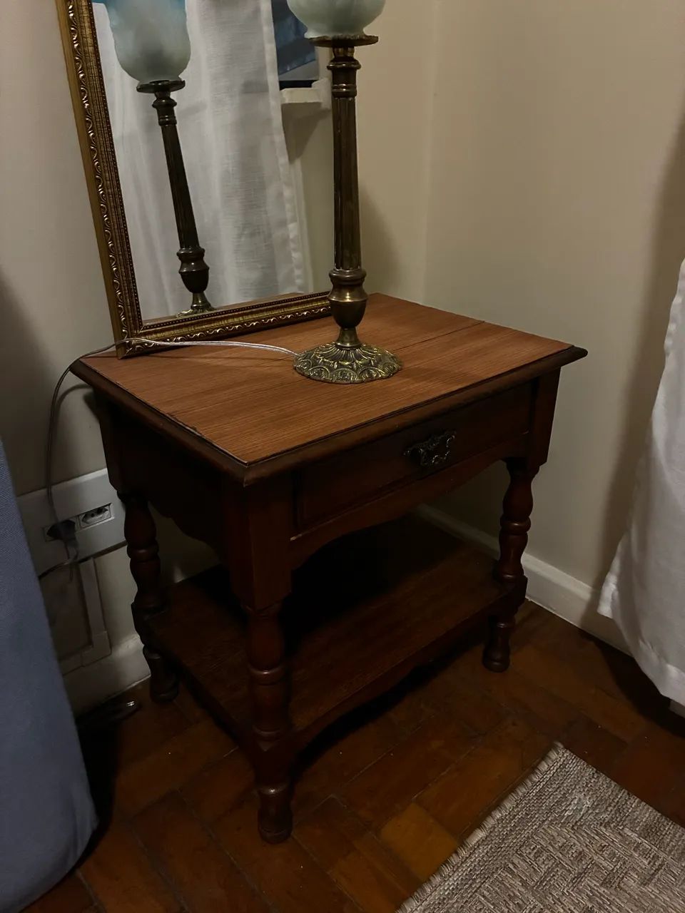 Mesa de cabeceira em madeira nobre 