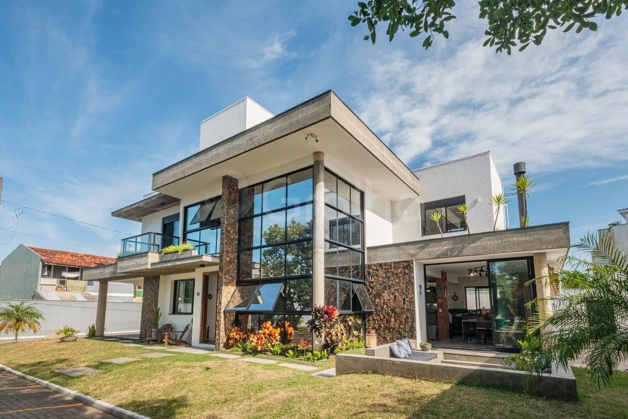 Casa de 275m² com 4 quartos sendo 3 suítes no Campeche