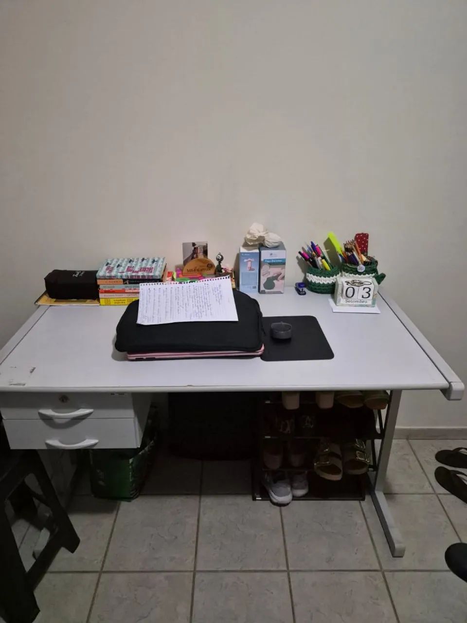 Mesq de escritório com gavetas e cadeira 