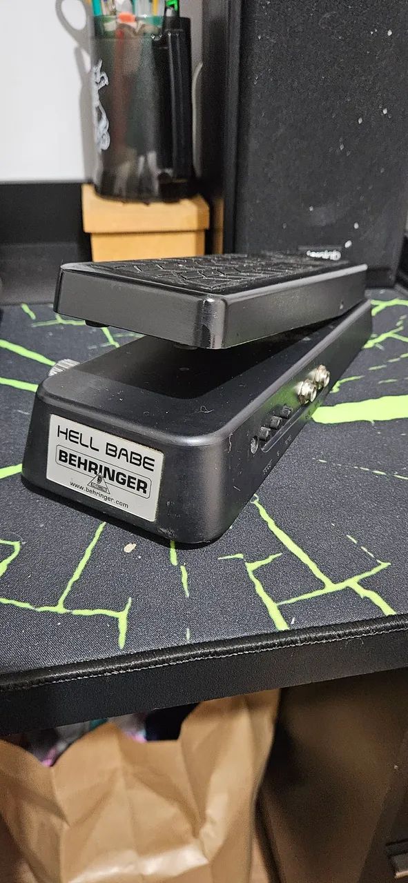 Pedal wah wah behringer hellbabe hb01