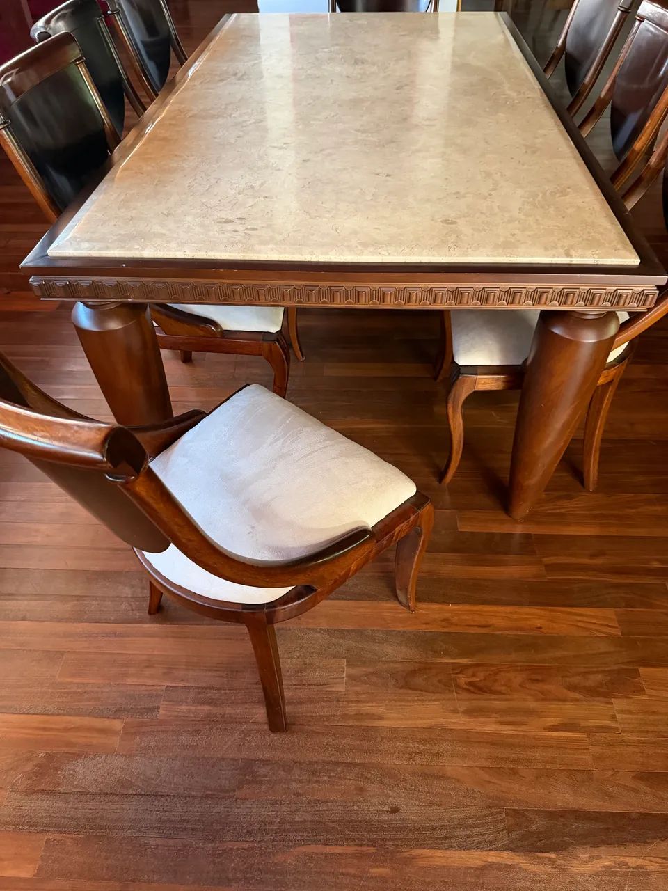 Mesa de marmore com 8 cadeiras