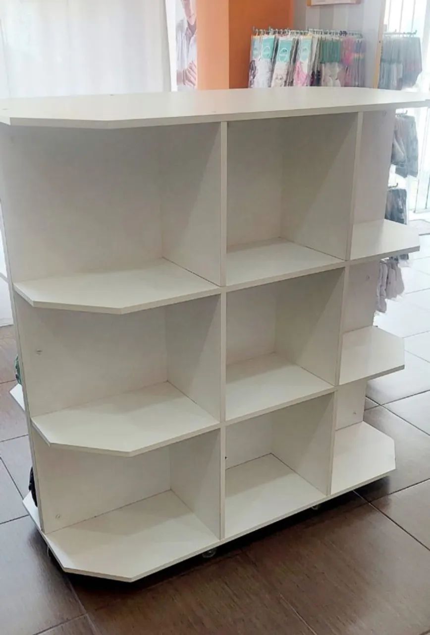 Balcão expositor colmeia duplo MDF com rodinhas - Foto 2