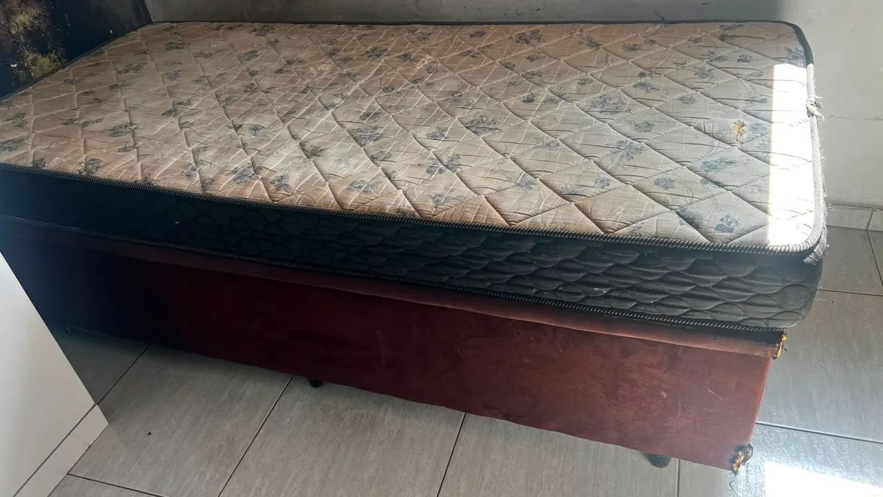 Conjunto duas camas solteiro box e baú com colchões  - Foto 2