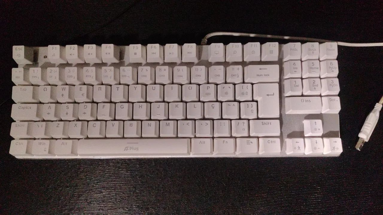 Teclado gamer mecânico aplus tech barak branco com switch vermelho e LED branco 
