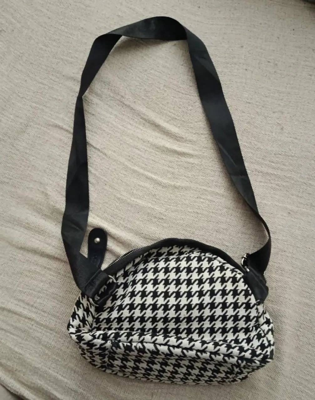 Bolsa Transversal Estampada Preta e Branca (Pied-de-poule) - Foto 3