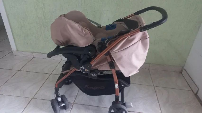 Carrinho  com  bebê conforto  