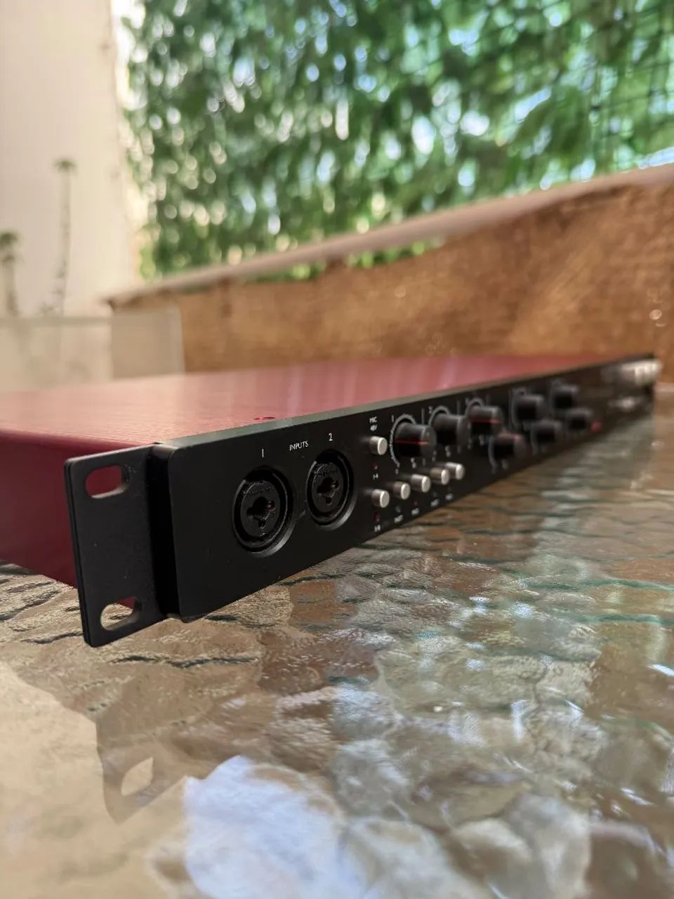 Interface Focusrite Scarlett 18i20 2ª Geração, 8 pré-amps, impecável