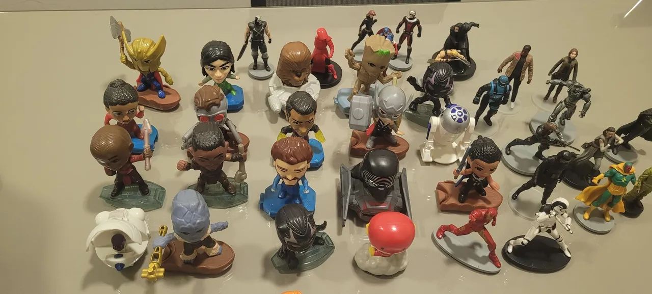 Bonecos Action Figures