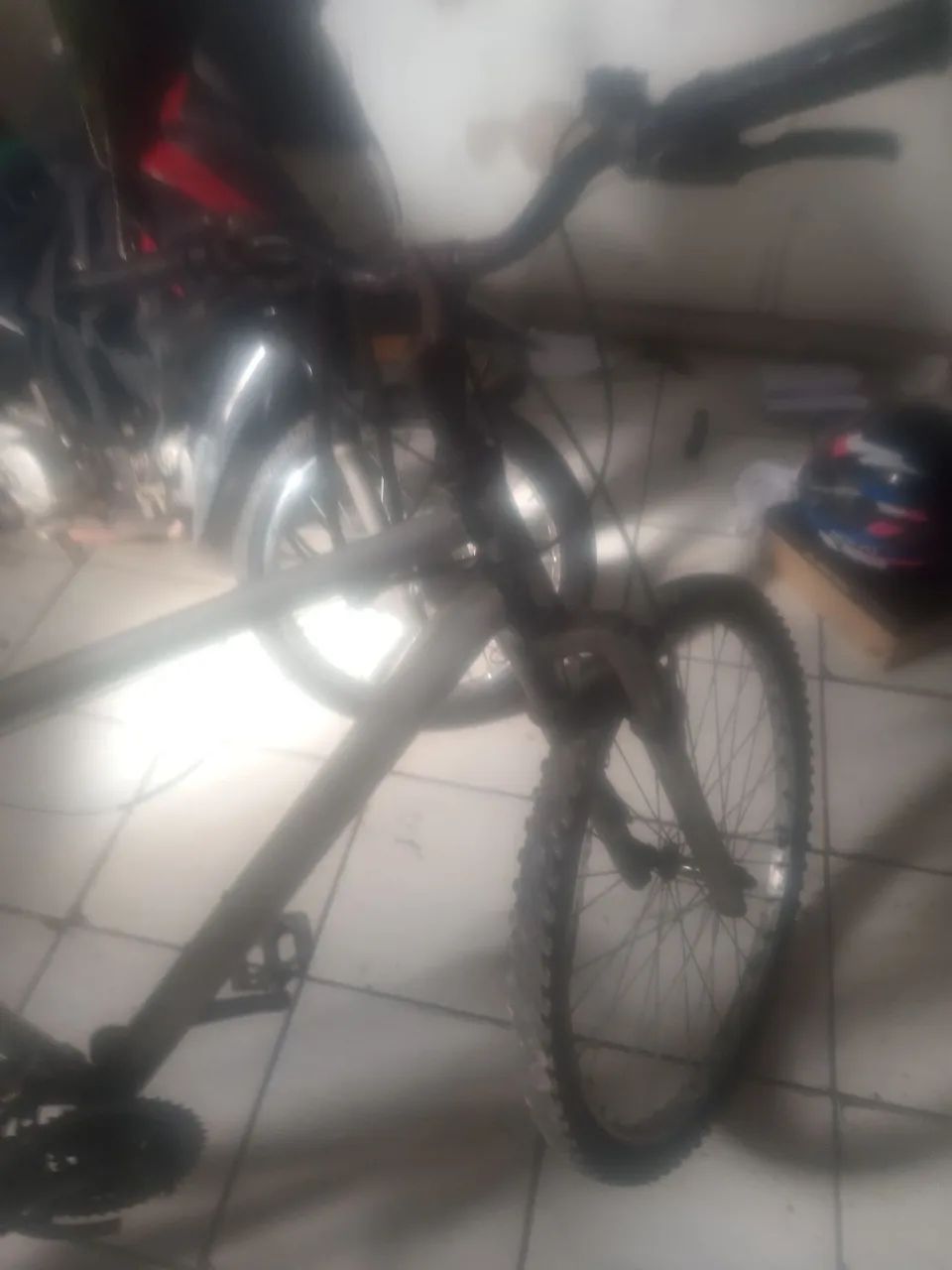 A bicicleta semi nova da andar nela tá botando os pneu - Foto 2