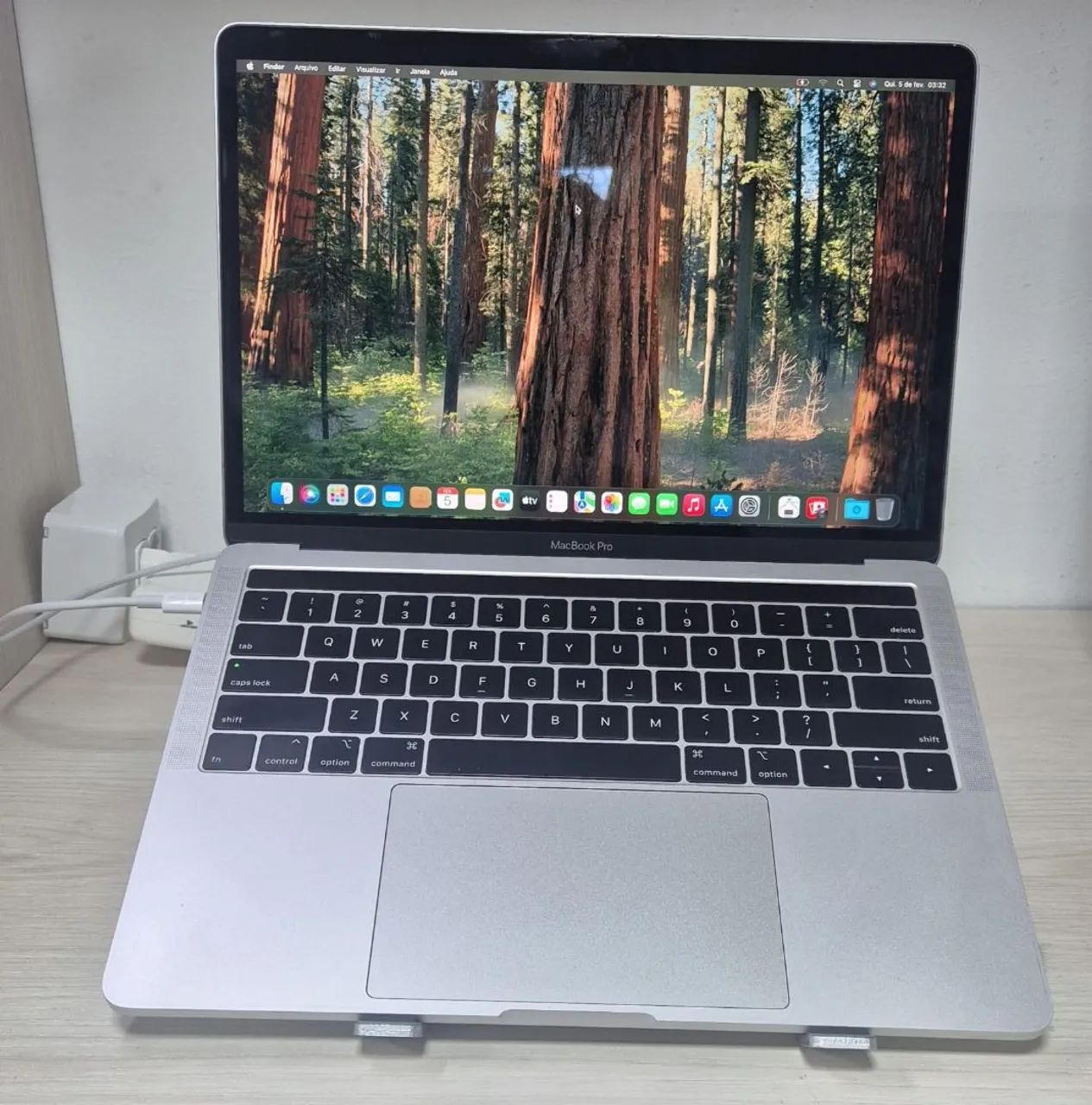 MacBook Pro 13? 2019 i5 2.4GHz 8GB 256GB SSD Touch Bar - 4
