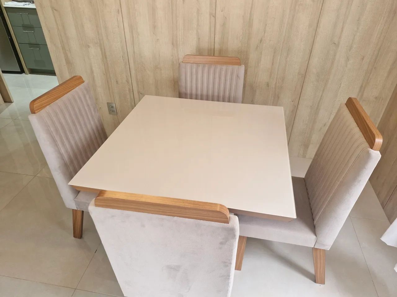 Mesa (90x90) + 4 cadeiras  - Foto 2