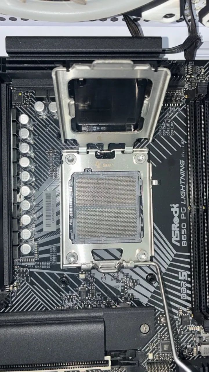 Placa mãe b650 PG Lightning ASROCK Usada - Foto 2