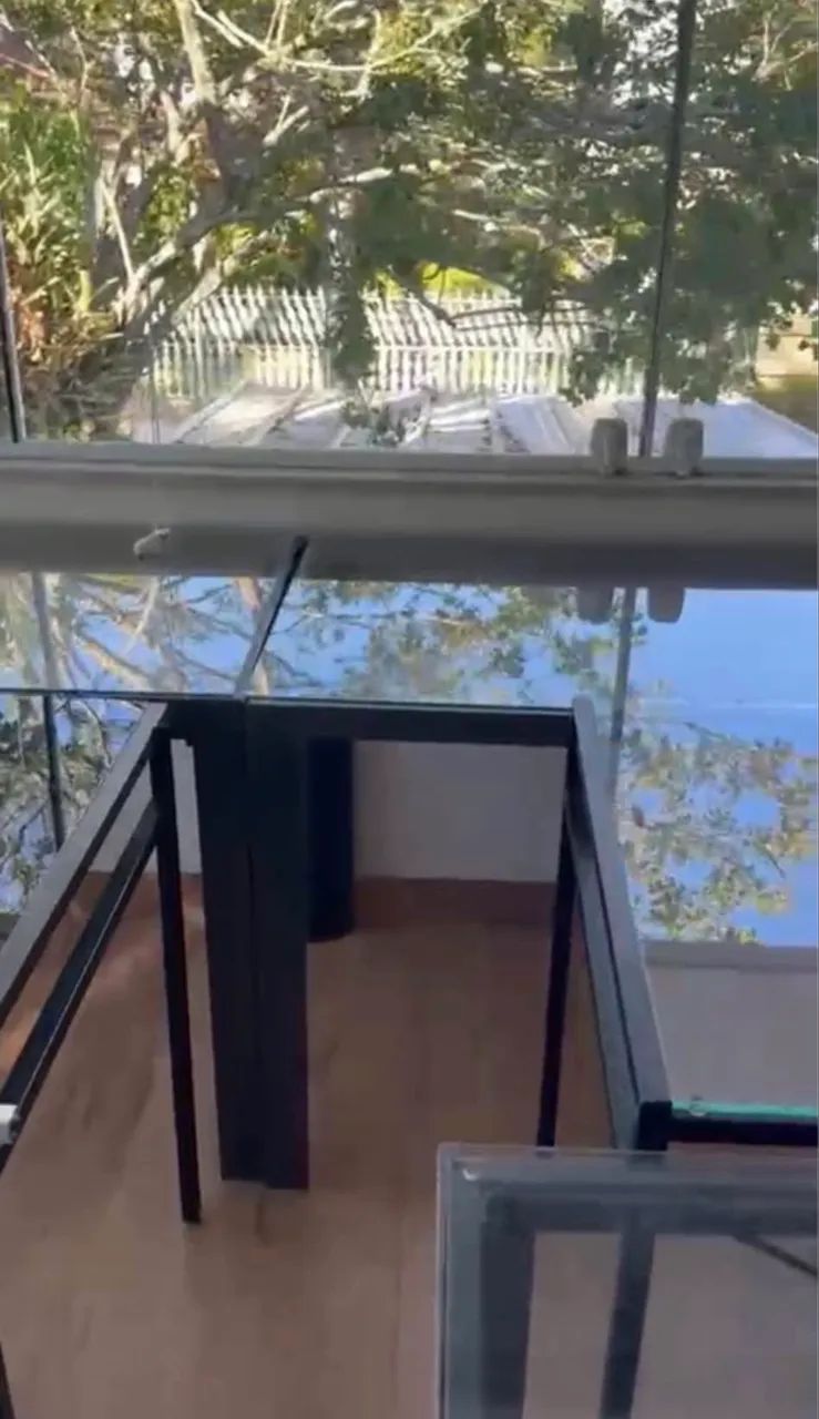 Mesa de aço com tampo de vidro TokStok  - Foto 3