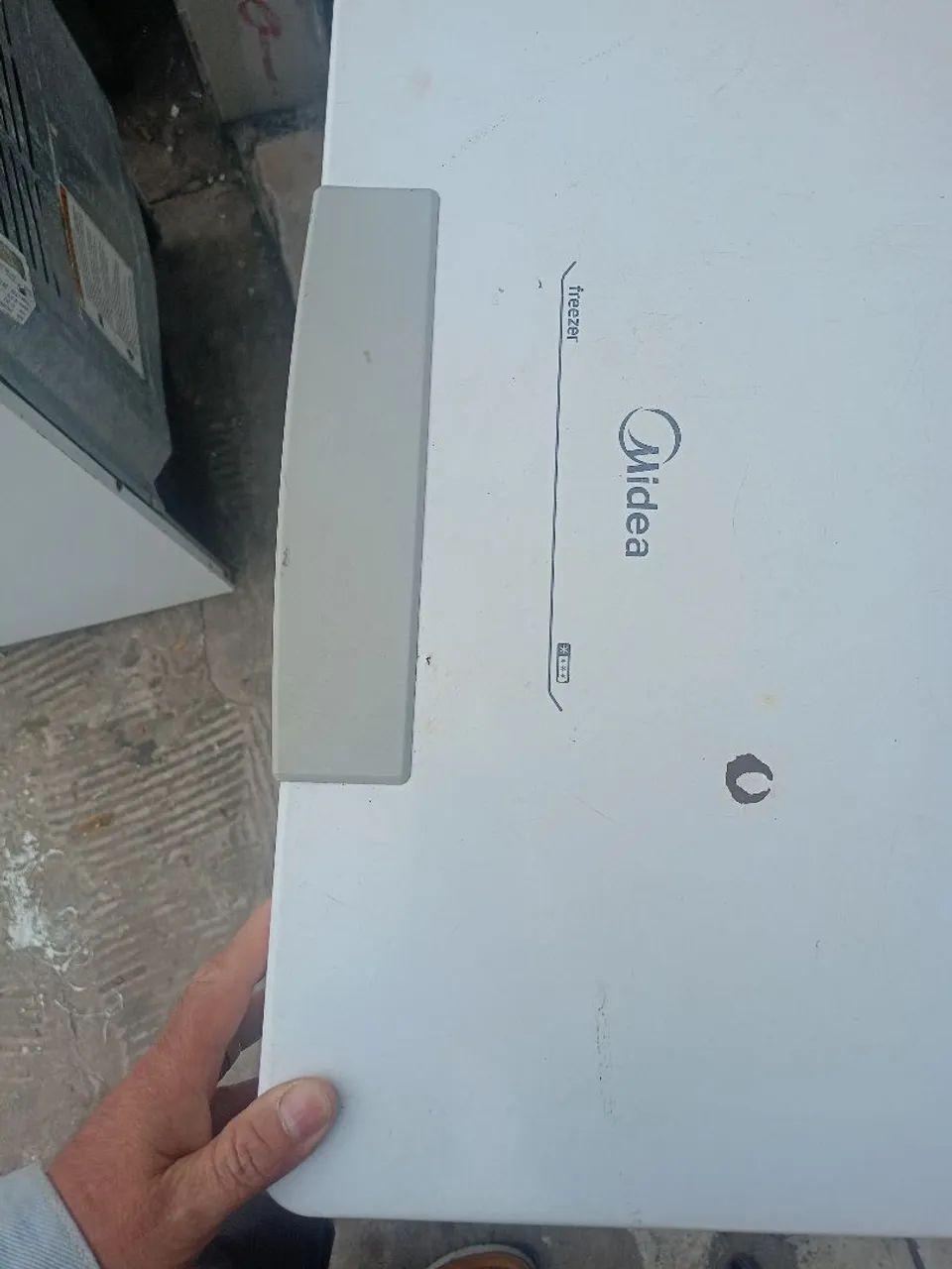 Mini freezer 127v / 100 litros funcionando perfeitamente  - Foto 2