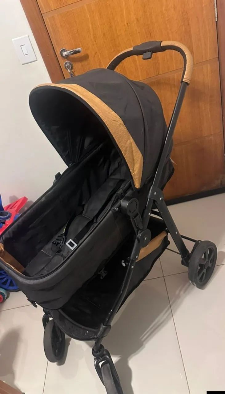 Carrinho de bebê com bebê conforto 
