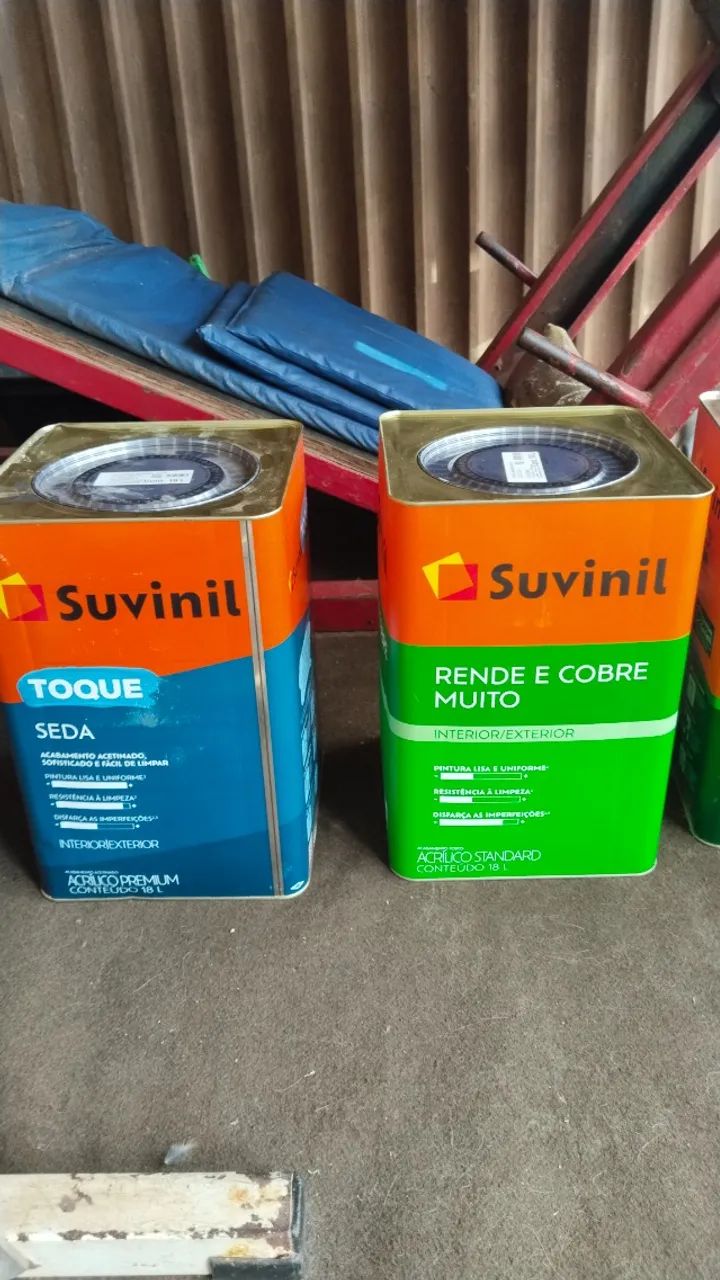 Duas tintas uma acetinado branco e outra fosco branco