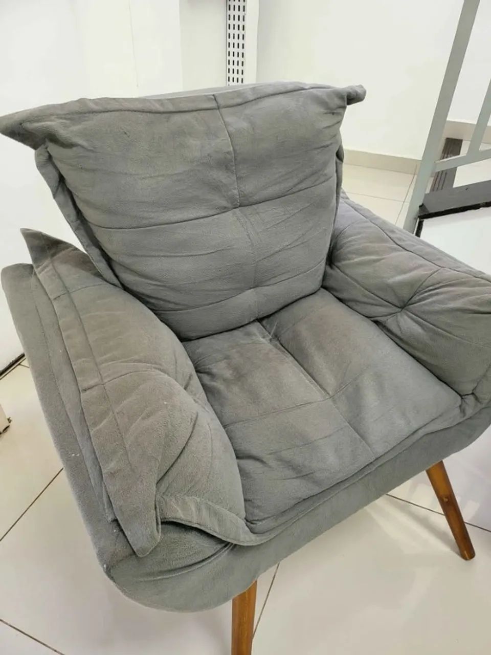 Kit 4 Poltronas Cinza com Pés de Madeira - Foto 3