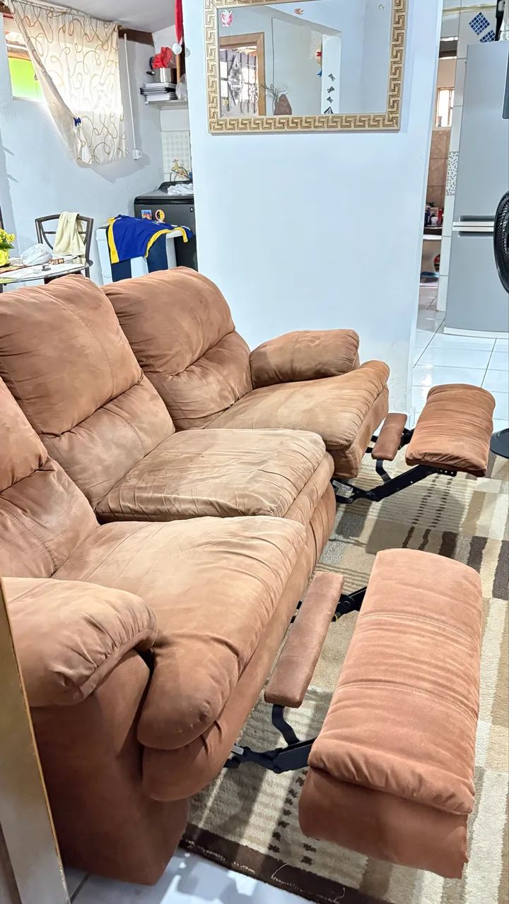 Sofá 3 lugares,  produto importado, retrátil em bom estado de conservação. - Foto 5