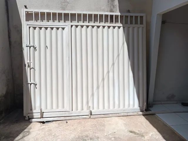 Vende-se portão de cor branco completo