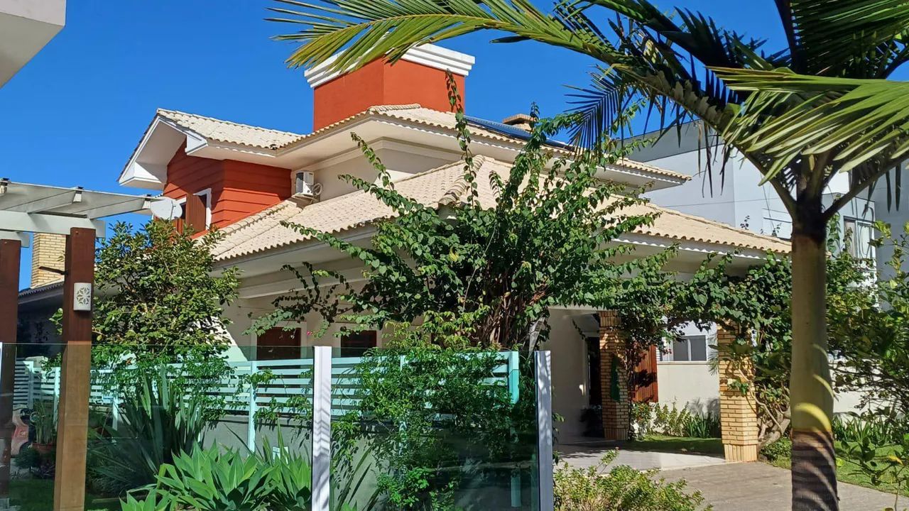Casa com 5 dormitórios na melhor região da praia da Cachoeira do Bom Jesus. REF: 691