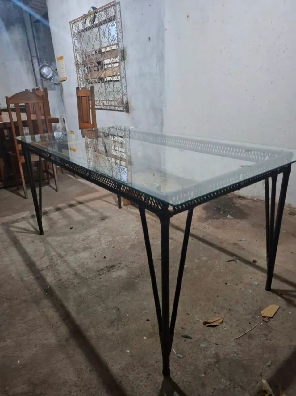Mesa de ferro com tampo de vidro