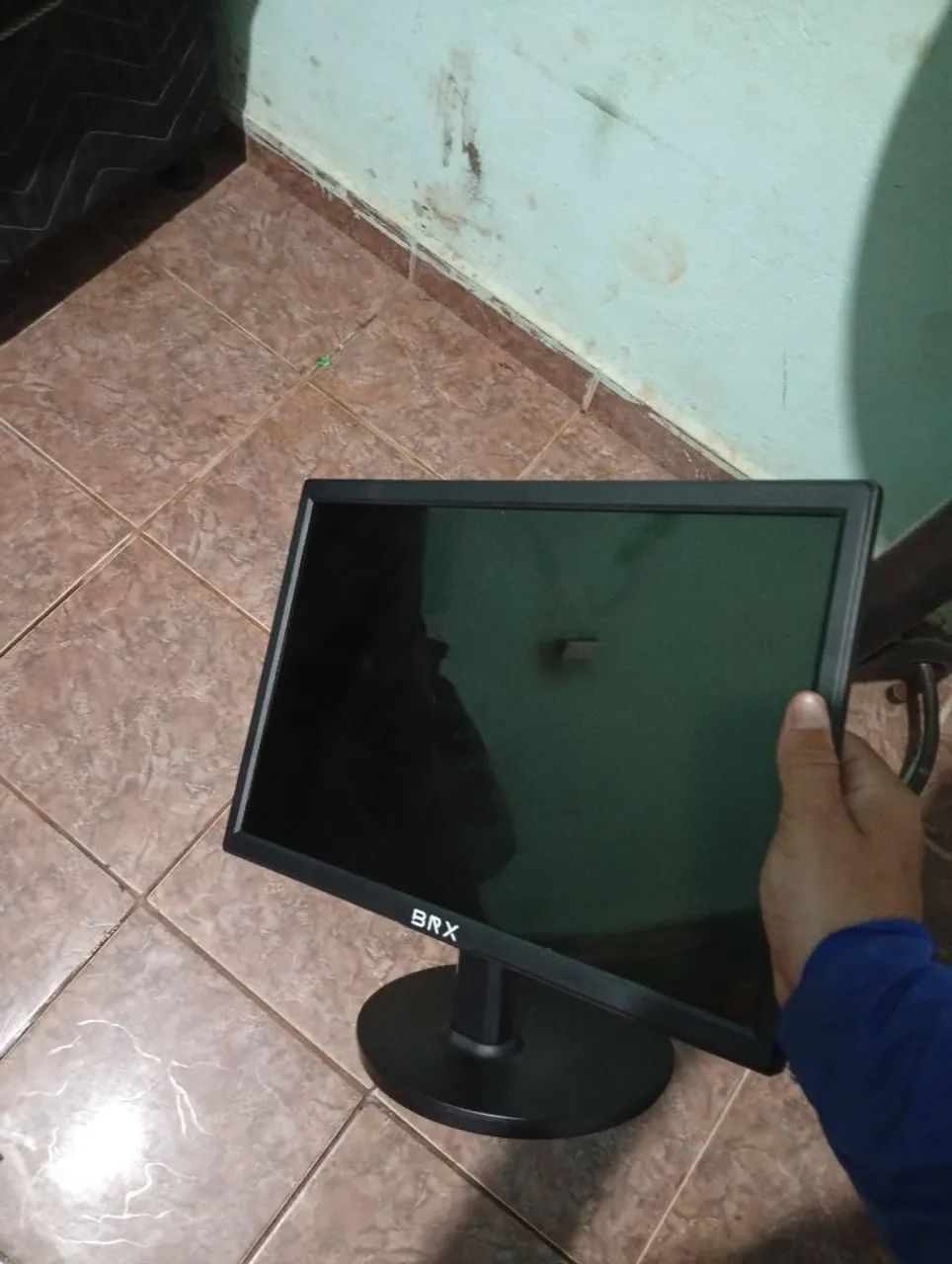 Monitor e um cabo espelhamento