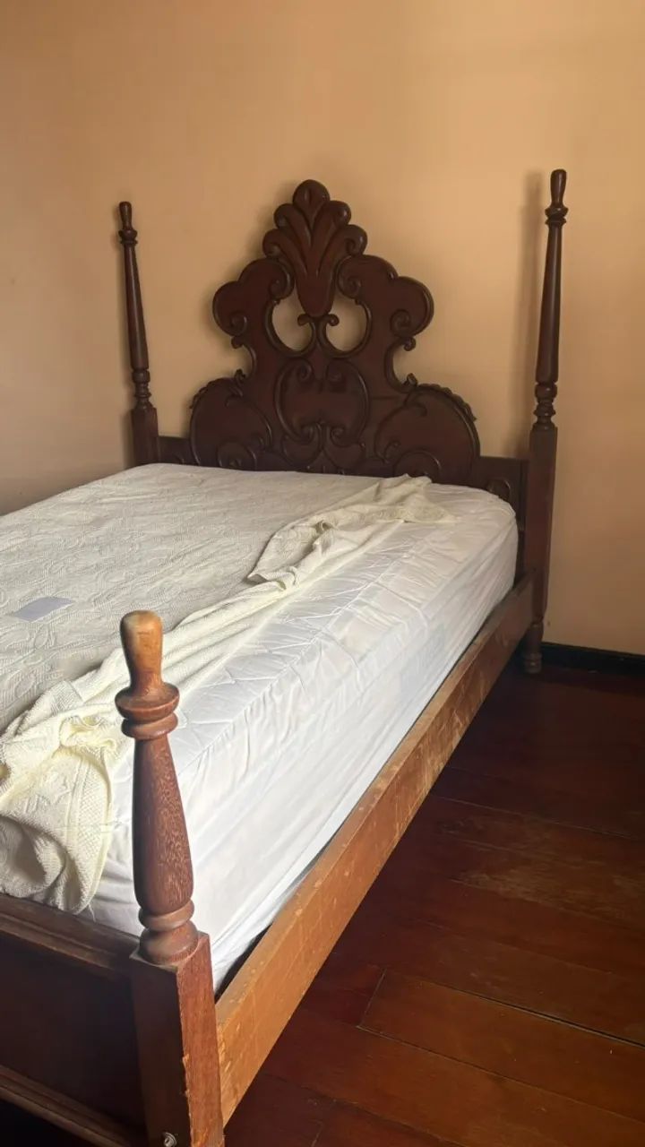 Cama de Madeira Antiga com Cabeceira Entalhada - Foto 4