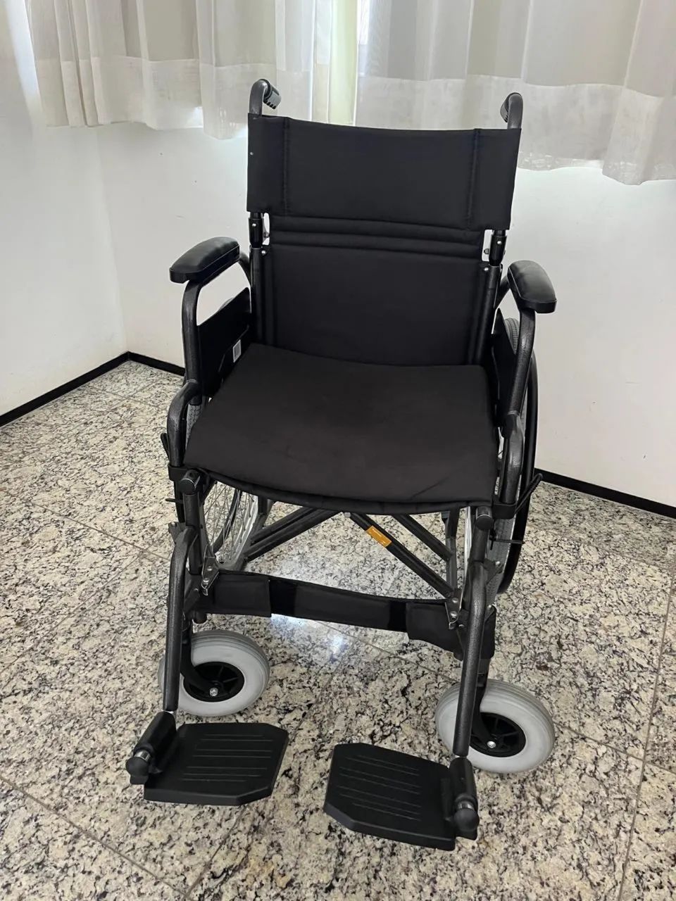 Cadeira de rodas e cadeira de banho  - Foto 3