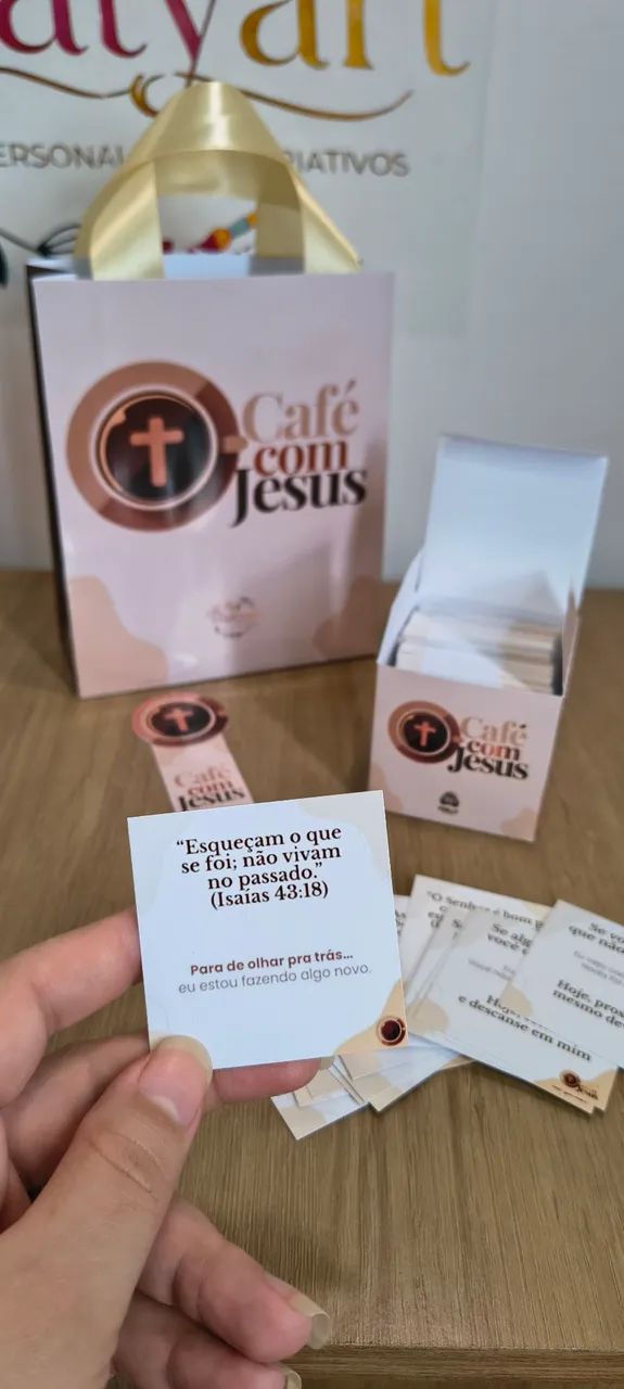 Kit Café Com Jesus Caixa Com Mensagens Diárias E Sacola Personalizada - Foto 4