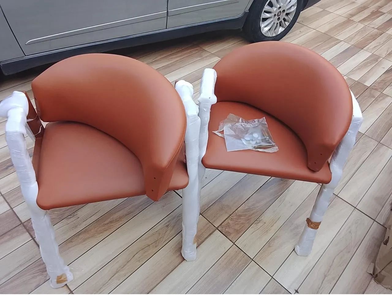Vendo par de cadeira em couro  - Foto 3