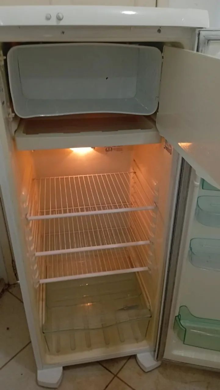 Geladeira Electrolux funcionando entrego sem custos dependendo do local ! - Foto 4