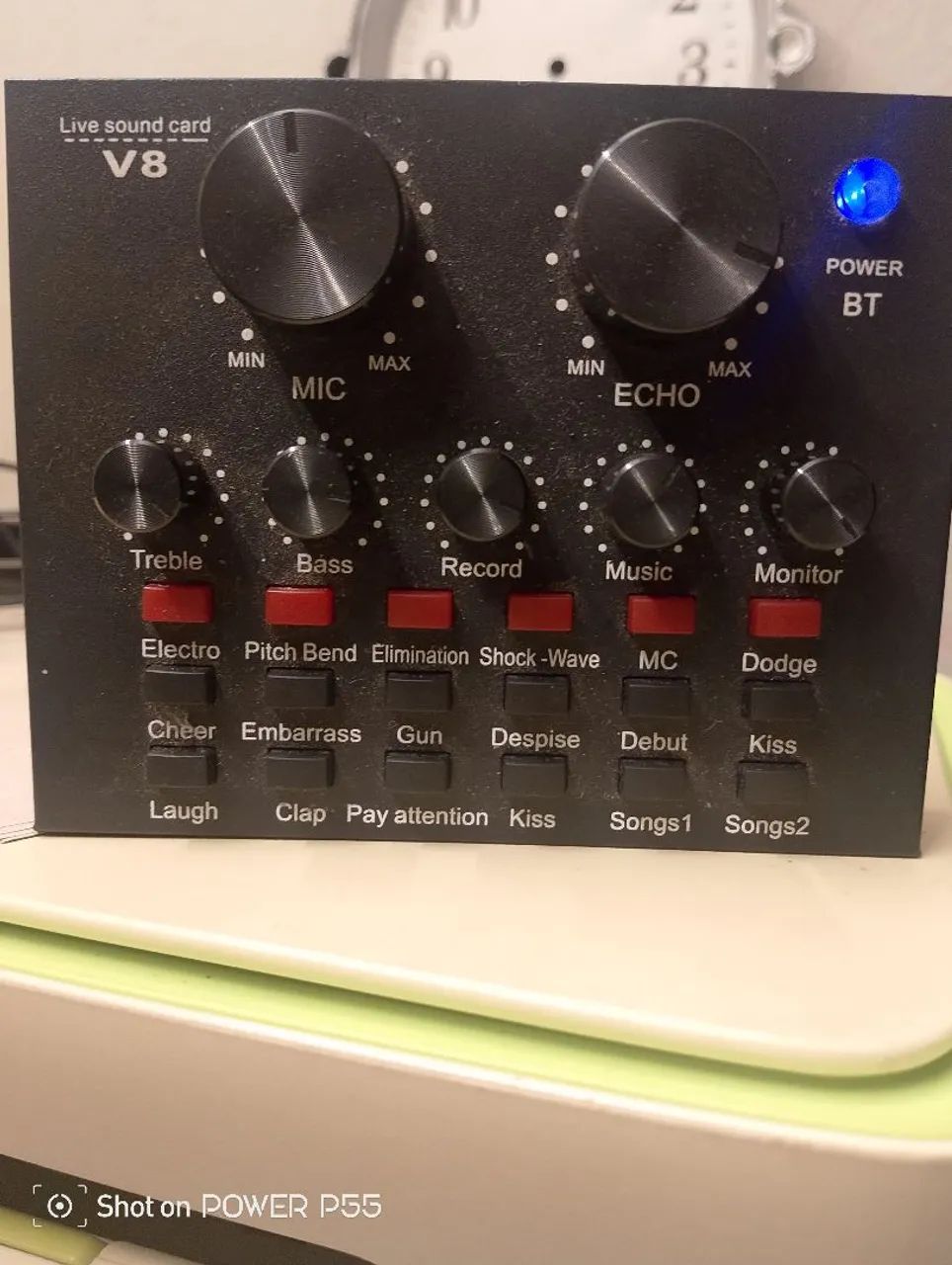 Mesa de som v8 com os cabos 