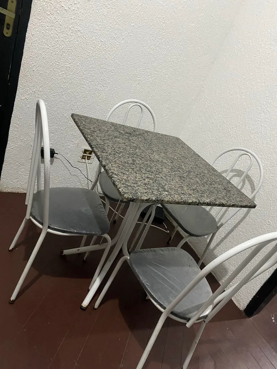 Mesa de mármore com 4 cadeiras  - Foto 2