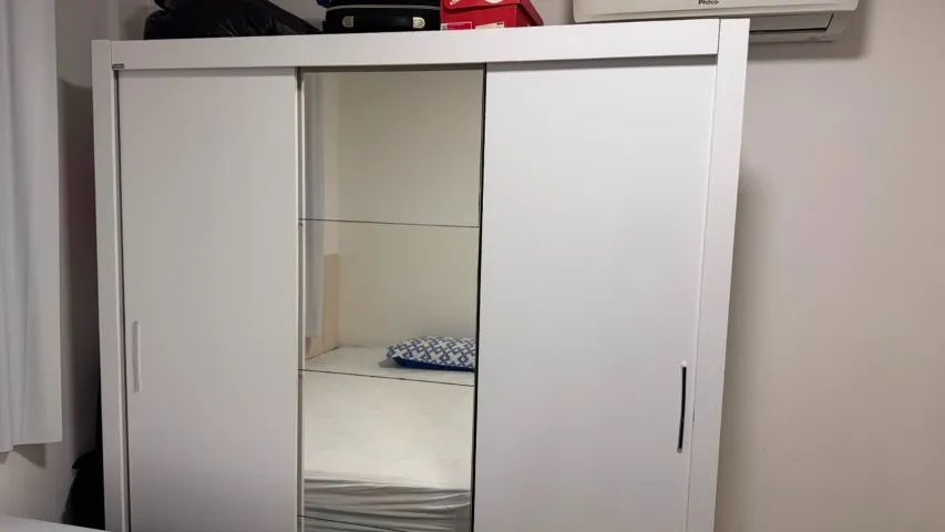 Guarda-roupa com espelho