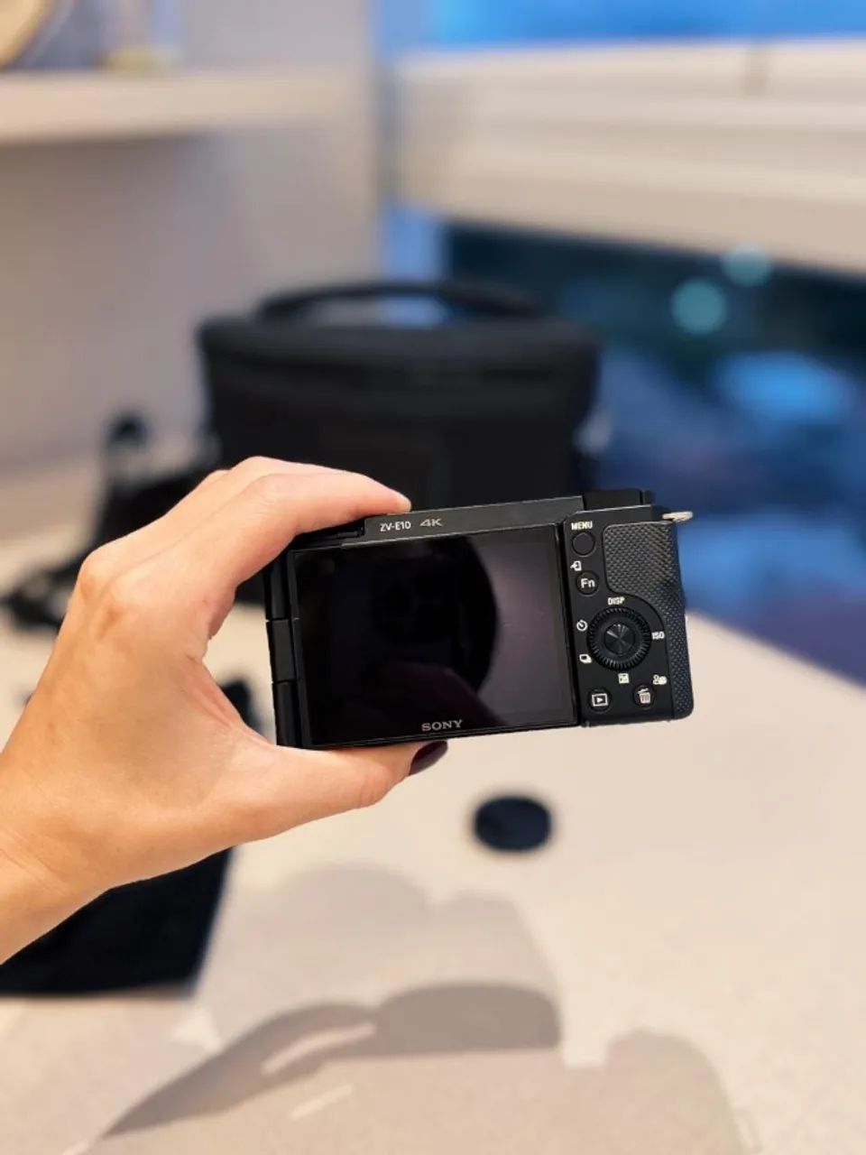 Câmera Sony ZV-E10 + Tripé Sony Bluetooth + Bolsa - Foto 4