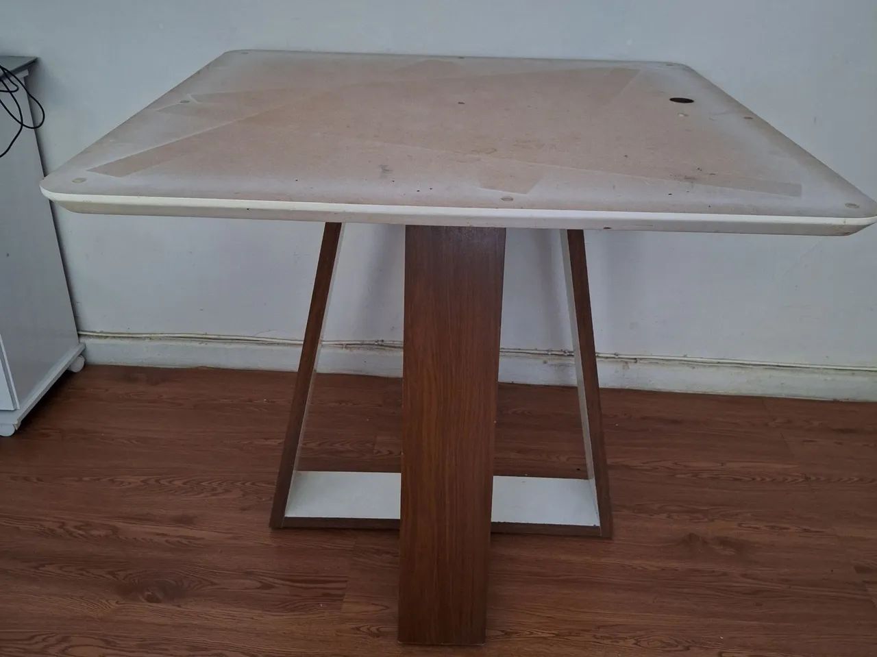 Mesa com o tampo sem o vidro 