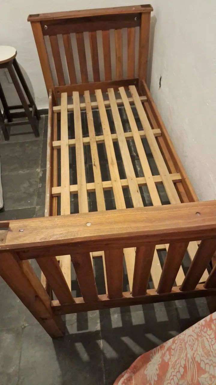 Vendo uma cama de solteiro. 