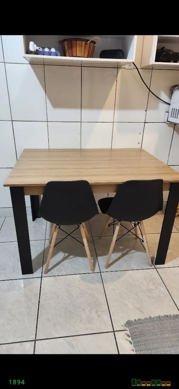 Conjunto de mesa com duas cadeiras: R$250