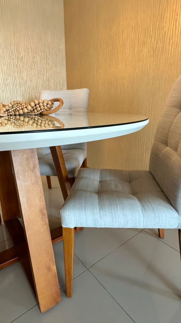 Mesa de 4 cadeiras em ótimo estado