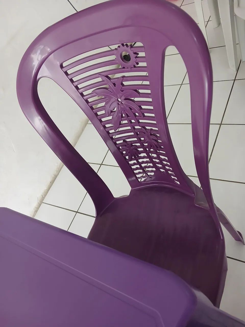 Vendo mesa de plástico com 4 cadeiras  - Foto 2