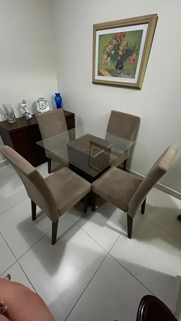 Mesa com 4 cadeiras e tampo de vidros 