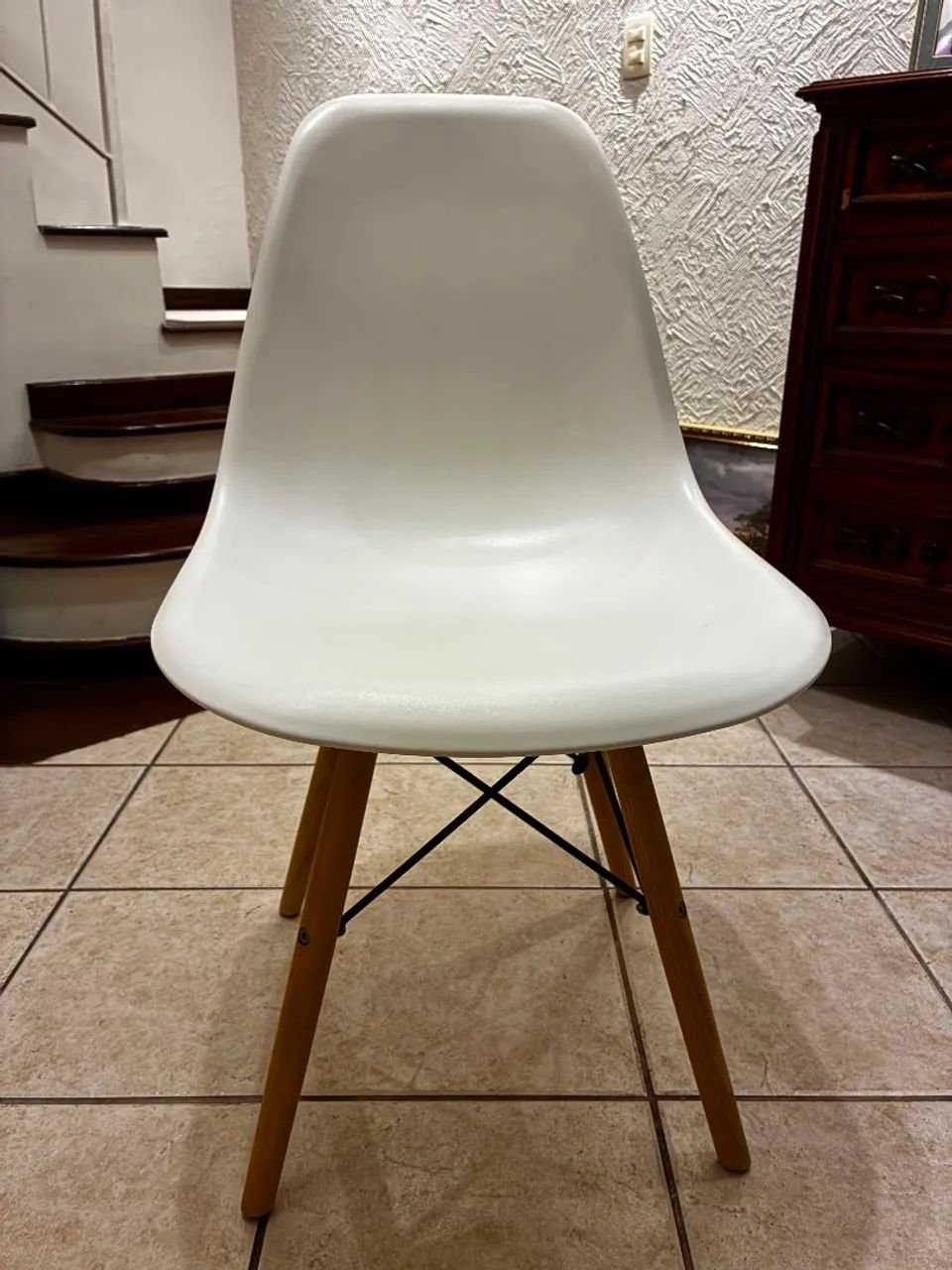 Cadeira e infelizmente branca - Foto 2