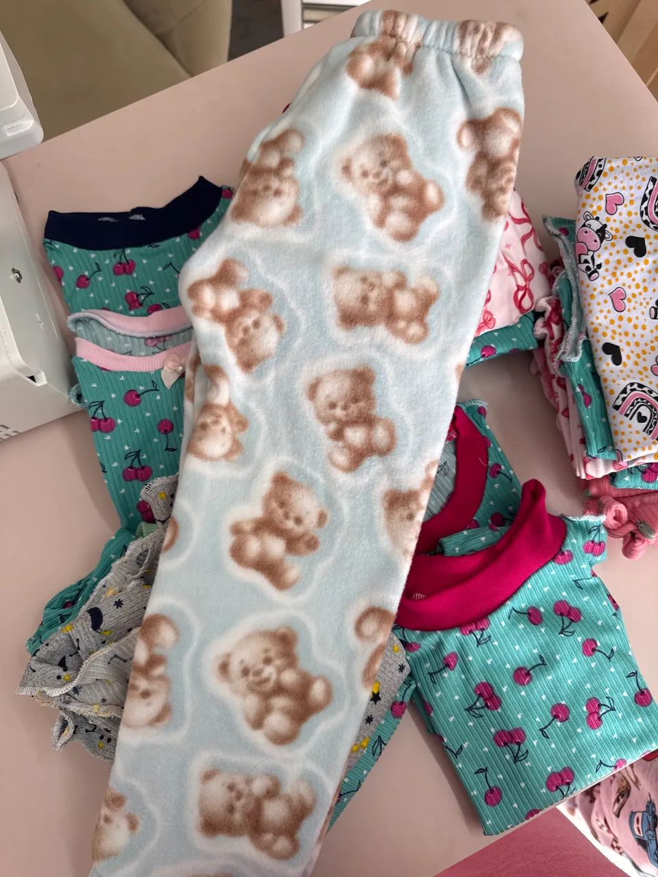 Lote de pijaminhas com defeito de fábrica  - Foto 3