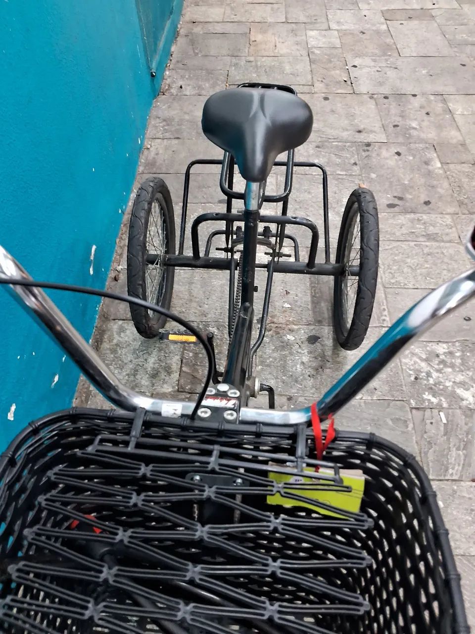 Triciclo com garupa para passear com cesta na frente e cesta de carga traseira  - Foto 4