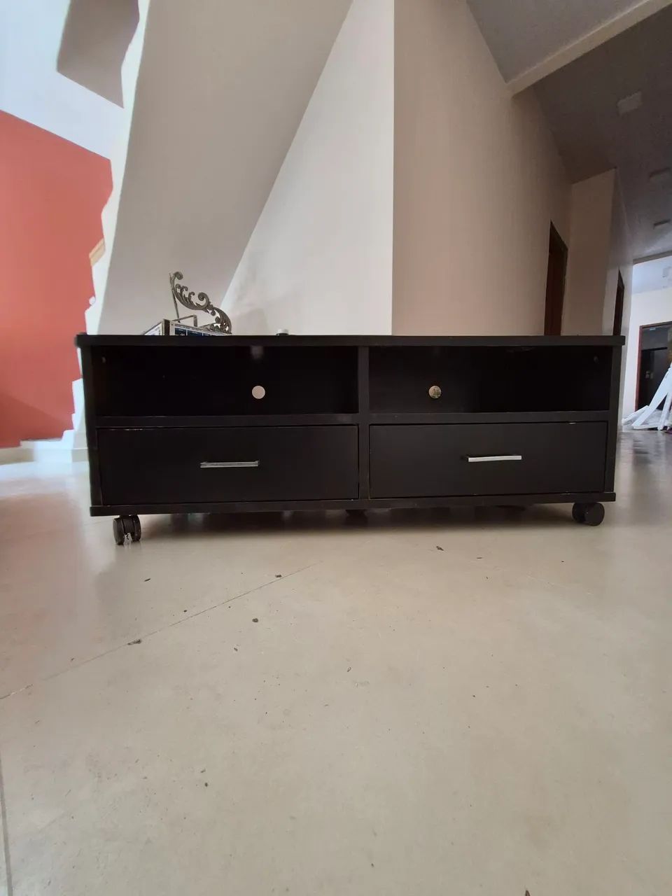 Rack em MDF preto com 2 gavetas e rodinhas - Foto 2
