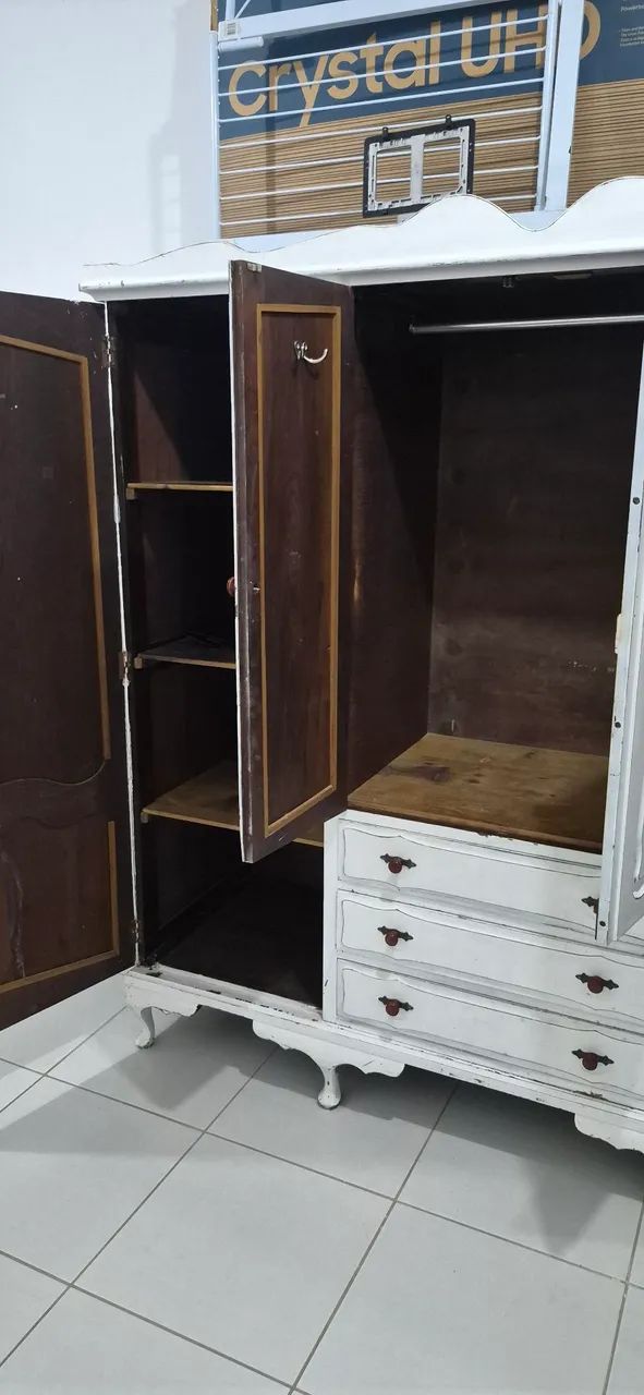 Guarda-roupa antigo de madeira maciça sem cupim - Foto 3
