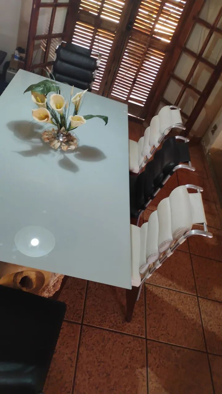 Mesa  de madeira branca,com vidro. - Foto 5